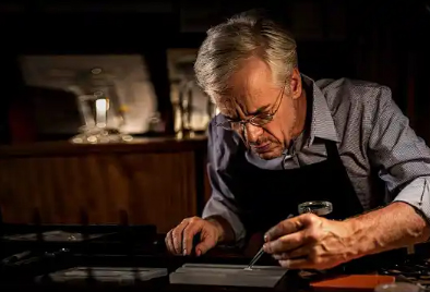 江诗丹顿手表表蒙有划痕如何处理（手表表蒙划痕维修方法总汇）